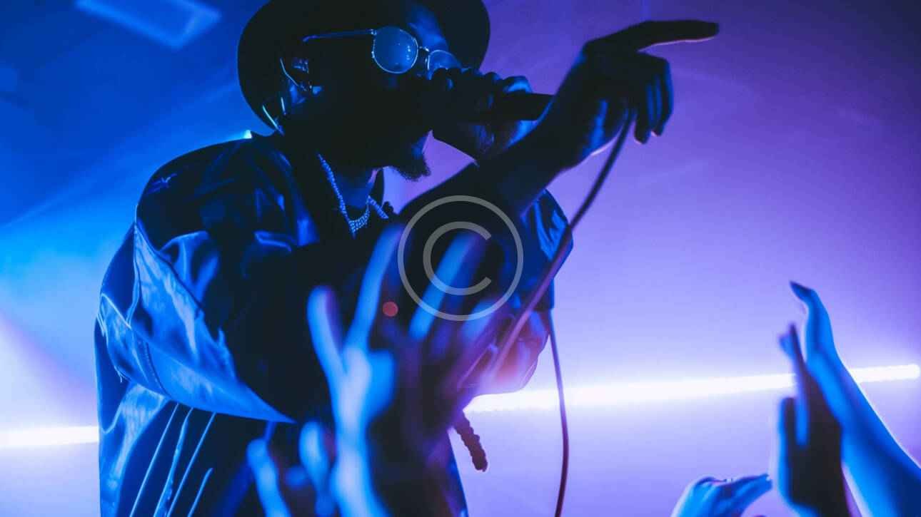 Cantante en show nocturno