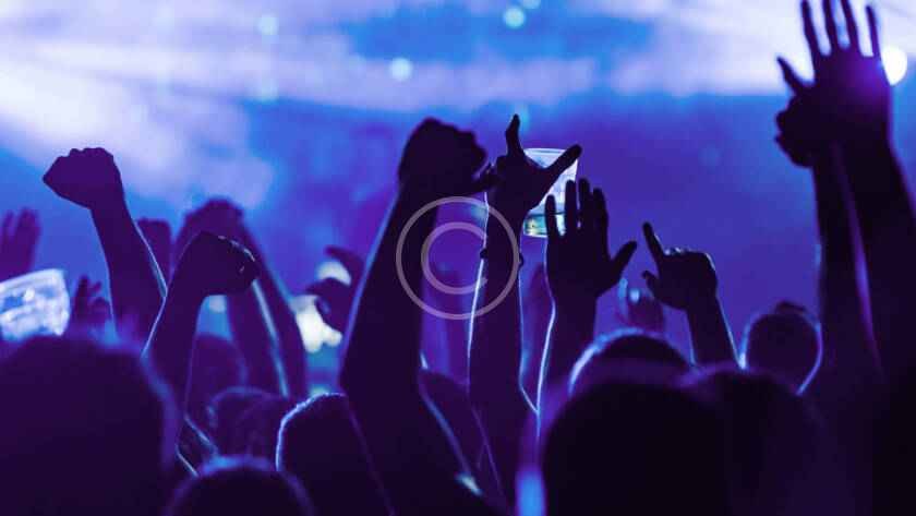 Publico en fiesta nocturna