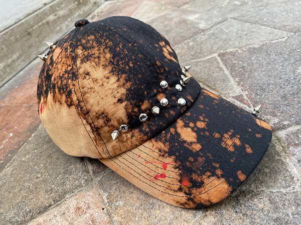 Gorra moderna con tachas